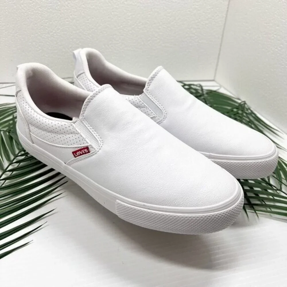 Levi's Naya Perf Women's Low Top Rounded Toe Slip-On Comfort Shoes Size 10M NWB